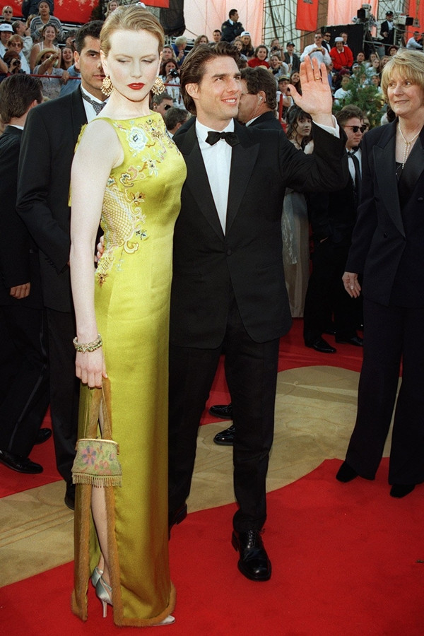 Nó đã trở thành một trong những chiếc váy ấn tượng nhất trong mọi kì Oscar. Không chỉ giúp Nicole Kidman ghi tên vào lịch sử thời trang thảm đỏ, bộ váy vàng kiều diễm còn gây sửng sốt với mức giá 45,5 tỷ, tương xứng với một ngàn giờ thủ công tỉ mẫn. Không dừng lại ở đó, sản phẩm thời trang này trở nên đặc biệt ý nghĩa khi do chính John Galliano thiết kế dành tặng riêng cho Christian Dior.