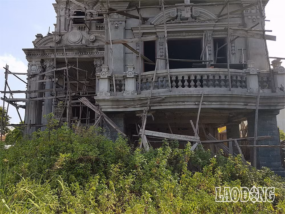 Ngôi nhà bị đình chỉ thi công hơn 2 năm nên cỏ đã mọc um tùm xung quanh.