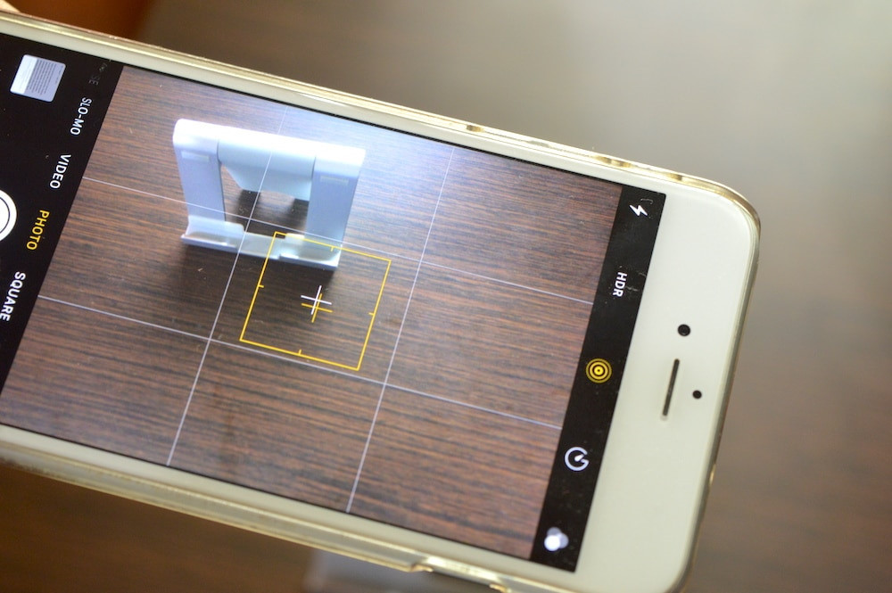 Căn ảnh chụp - Trên iOS 11, một cặp hình chữ thập - một màu trắng, một màu vàng sẽ xuất hiện khi bạn chụp ảnh từ trên xuống. Nó giúp bạn có thể dễ dàng chụp ảnh mà không bị lệch góc.