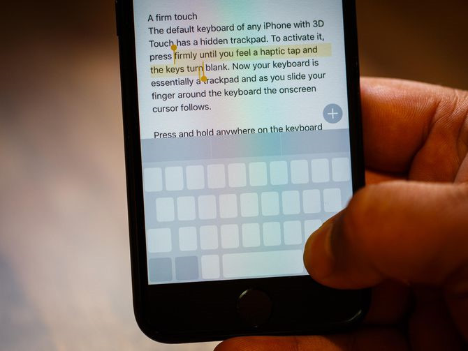 Bàn di chuột trên iPhone - Bàn phím trên các thiết bị iPhone hỗ trợ 3D Touch có thể thay đổi thành bàn di chuột. Để kích hoạt nó, nhấn mạnh trên bất kỳ phím nào cho đến khi bạn thấy các phím chuyển sang trạng thái trống. Lúc này, bàn phím trở thành bàn di chuột và khi bạn trượt ngón tay quanh bàn phím, con trỏ sẽ hiển thị theo.