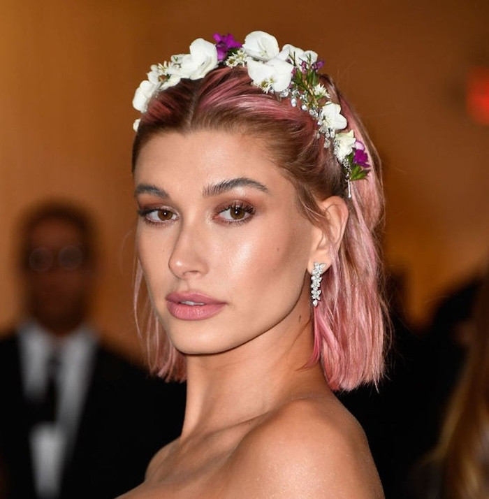 Tóc nhuộm màu vàng hồng với chân tóc đen Đây được xem là một trong những màu tóc nhuộm “hot rần rần” mùa hè năm nay. Tóc nhuộm màu vàng hồng với chân tóc đen nhẹ nhàng nhưng rất trẻ trung và sang trọng. Màu tóc này được các sao thế giới nhiệt tình lăng xê. Cô nàng siêu mẫu Hailey Baldwin mới đây còn nhuộm tóc màu hồng vàng và trang điểm mắt, môi cùng tông khi xuất hiện trên thảm đỏ Met Gala.