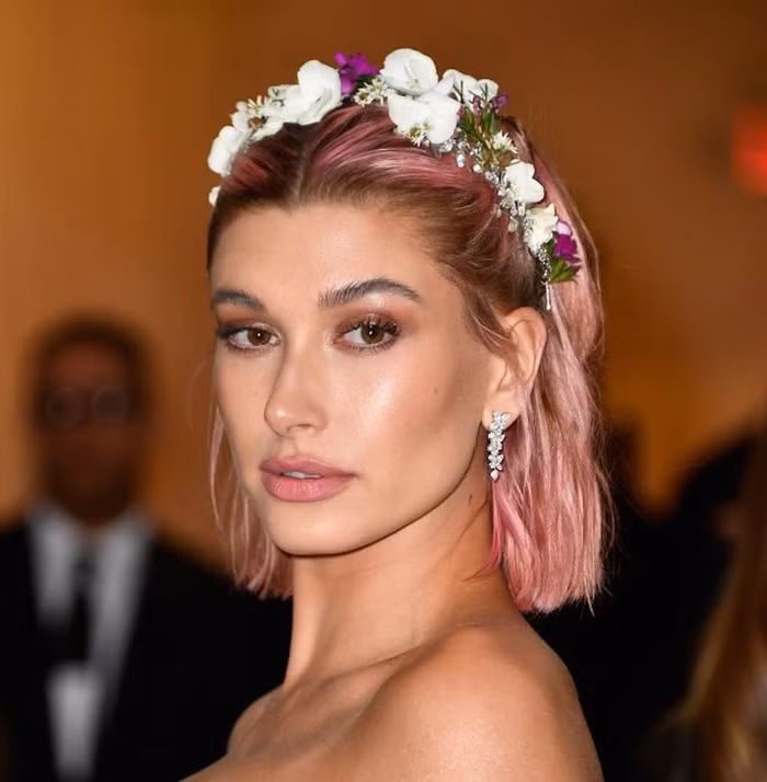 Tóc nhuộm màu vàng hồng với chân tóc đen Đây được xem là một trong những màu tóc nhuộm “hot rần rần” mùa hè năm nay. Tóc nhuộm màu vàng hồng với chân tóc đen nhẹ nhàng nhưng rất trẻ trung và sang trọng. Màu tóc này được các sao thế giới nhiệt tình lăng xê. Cô nàng siêu mẫu Hailey Baldwin mới đây còn nhuộm tóc màu hồng vàng và trang điểm mắt, môi cùng tông khi xuất hiện trên thảm đỏ Met Gala.