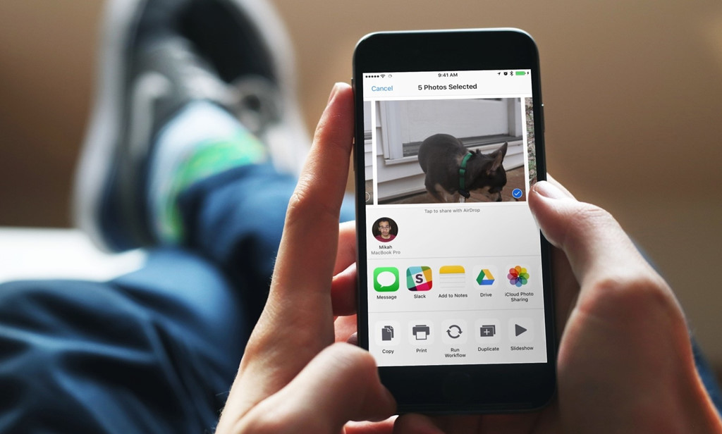 AirDrop - Nếu muốn chia sẻ ảnh, video hoặc tệp tin với các thiết bị Apple khác, AirDrop là cách đơn giản nhất. Bạn chỉ cần nhấn vào nút chia sẻ, chọn tính năng AirDrop sau đó chia sẻ người bạn muốn gửi dữ liệu.