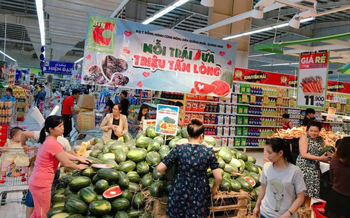 Khách hàng mua ủng hộ dưa hấu Quảng Nam, Quảng Ngãi tại BigC. (Ảnh: Người lao động)