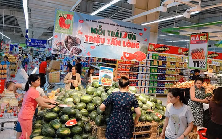 Khách hàng mua ủng hộ dưa hấu Quảng Nam, Quảng Ngãi tại BigC. (Ảnh: Người lao động)
