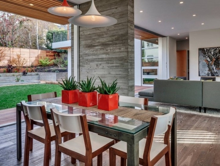 Chậu cây độc đáo Để mang lại vẻ hiện đại cho phòng ăn, bạn có thể trồng những cây nhỏ như lô hội trong các chậu cây màu sắc và độc đáo như thế này.