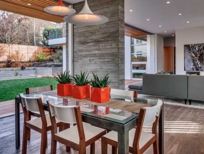 Chậu cây độc đáo Để mang lại vẻ hiện đại cho phòng ăn, bạn có thể trồng những cây nhỏ như lô hội trong các chậu cây màu sắc và độc đáo như thế này.