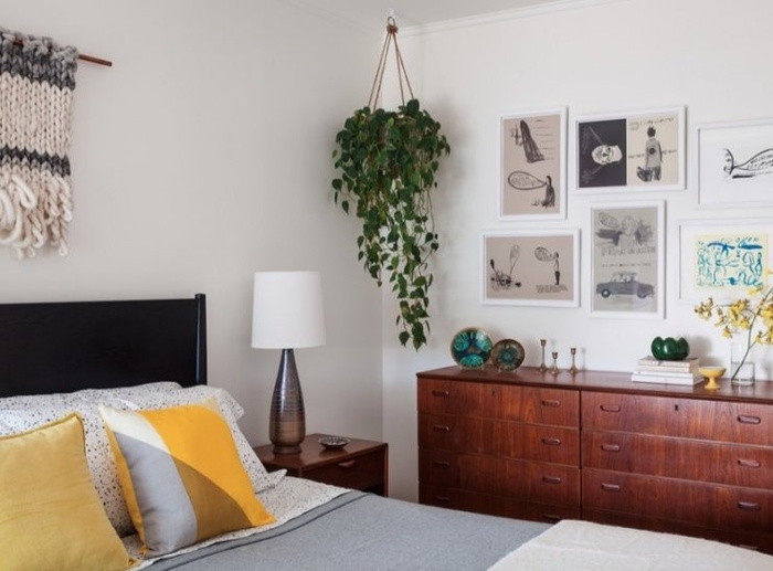 Đặt cây vào góc nhà Góc nhà là nơi hoàn hảo để đặt cây. Dù là treo hay đặt lên giá, bạn sẽ đều tạo được hiệu quả trang trí ấn tượng.