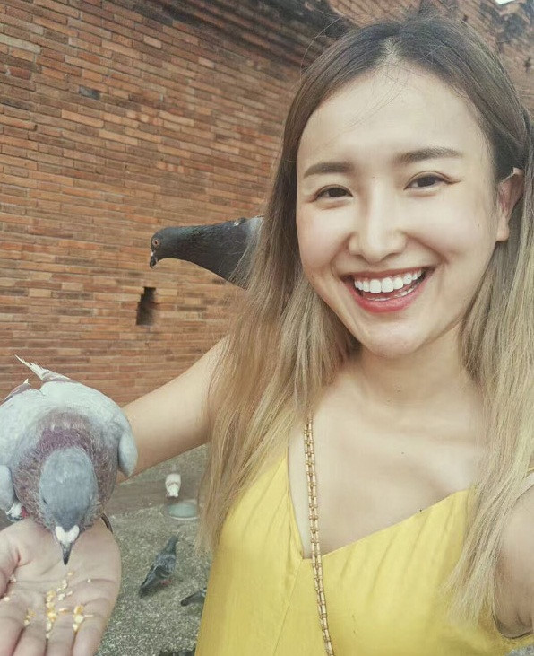 He Yuhong (26 tuổi) là beauty blogger nổi tiếng sống tại Trùng Khánh, Trung Quốc. Cô được nhiều người biết đến với các clip hóa trang thành ca sĩ, diễn viên như Taylor Swift hay Selena Gomez.