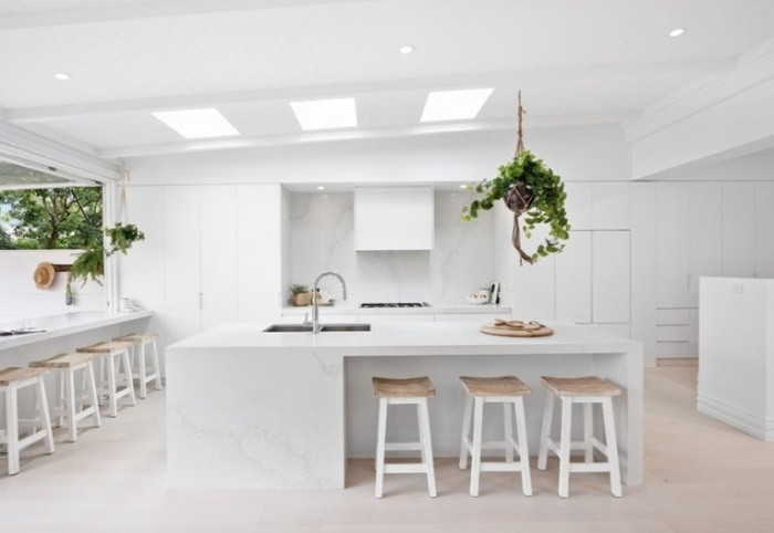 Treo cây lên trần Bạn có thể treo cây ở nhiều độ cao khác nhau để tạo nên sự thú vị. Một chậu cây treo sử dụng theo phong cách Macrame (nghệ thuật thắt nút của Ả Rập) là một cách trang trí tuyệt vời lại có thể tiết kiệm diện tích. Hoặc việc tận dụng một vồn cây trầu bà vàng độc đáo có thể giúp tạo thành một chiếc "mái che" cho bàn ăn.