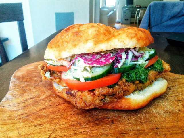 6. Bánh sandwich cá mập, Trinidad Thịt cá mập được ướp với hỗn hợp gồm nước chanh, hành tây, tỏi, cỏ xạ hương và được ăn kèm với rau bina, cà chua, dứa cùng một lớp bánh mì chiên bên trên. Món bánh này rất được yêu thích ở bãi biển Maracas,Trinidad.