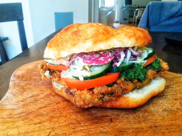 6. Bánh sandwich cá mập, Trinidad Thịt cá mập được ướp với hỗn hợp gồm nước chanh, hành tây, tỏi, cỏ xạ hương và được ăn kèm với rau bina, cà chua, dứa cùng một lớp bánh mì chiên bên trên. Món bánh này rất được yêu thích ở bãi biển Maracas,Trinidad.