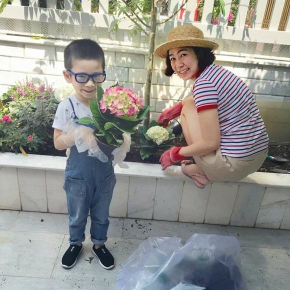 Thanh Thảo chia sẻ: "Em muốn đào đất giúp mẹ nên mẹ cho em dùng bao tay và mang kính để tránh đất bắn vào mắt!".