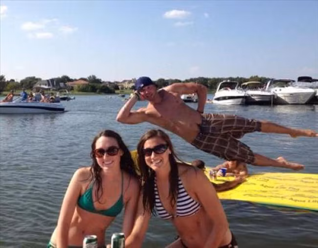 Mất công tạo dáng cuối cùng lại bị phá đám.