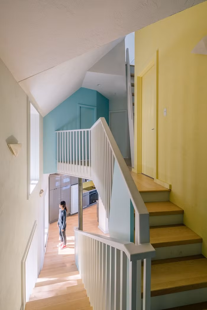 Chủ nhà đã kết hợp nhiều màu sơn trong nhà như màu trắng, xanh lơ, vàng để phá đi sự nhàm chán, đơn điệu.