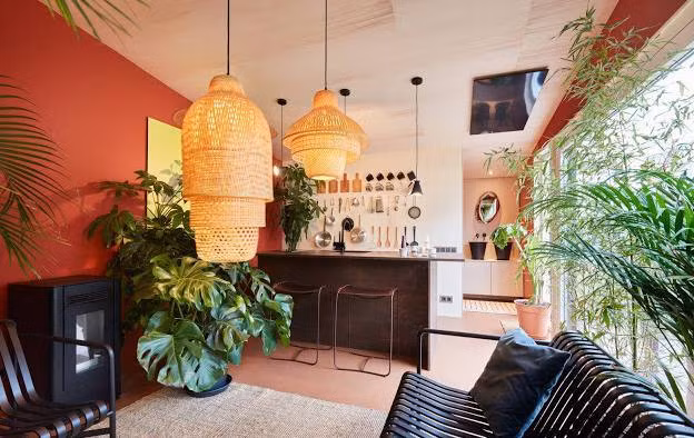 Ngoài ra, mỗi biệt thự còn có thiết kế vô cùng thân thiện với môi trường: cung cấp điện nhờ hệ thống pin mặt trời và lắp đặt hệ thống thu gom nước mưa.