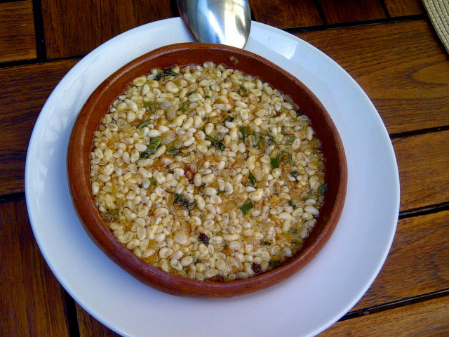 1. Trứng kiến, Mexico Escamol là trứng của một loài kiến Liometopum có trên cây Tequila, được chiên với một chút bơ hoặc một chút gia vị. Những ai từng thưởng thức món ăn đường phố này đều nhận xét rằng nó có vị giống như phô mai.