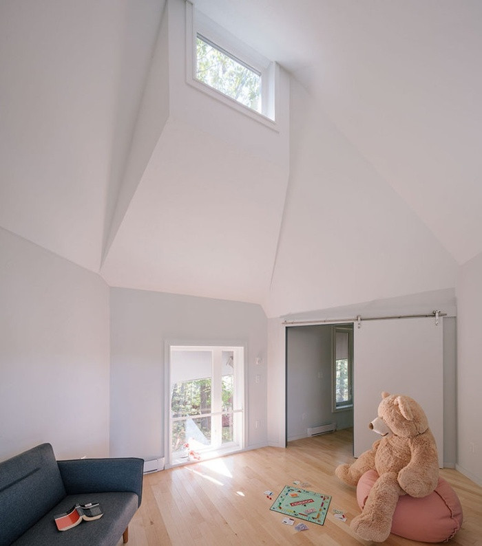 Căn phòng tràn ngập ánh sáng và có nội thất khá tối giản, hiện đại phù hợp với mọi thế hệ.