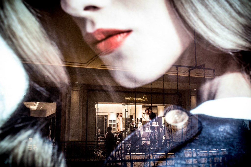 Nhiều cô gái mới học đại học ở Hong Kong nhưng đã có một cuộc sống xa xỉ hơn rất nhiều so với thu nhập. Ảnh: AFP.