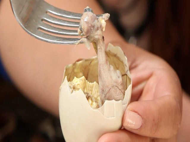 10. Balut, Philippin Balut thoạt nhìn có vẻ giống như trứng vịt lộn. Món ăn kinh dị này chỉ nhìn thôi du khách đã cảm thấy rùng mình kinh hãi.