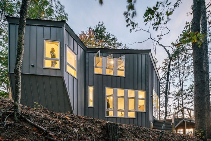 Ngôi nhà có nhiều cửa sổ lớn giúp đón ánh sáng ngoài trời và khi đêm xuống, ánh điện phát ra sẽ khiến ngôi nhà trông sáng rực và lung linh.