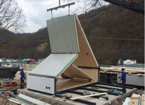 Tuy được xây trong thời gian ngắn nhưng mẫu biệt thự này có đầy đủ phòng bếp, phòng tắm, phòng khách và phòng ngủ. Không gian trong nhà khá rộng và sáng nhờ lắp đặt cửa sổ cỡ lớn. Phía công ty sản xuất cho biết, khách hàng không còn phải đau đầu lựa chọn móng nhà bởi mẫu biệt thự này có thể xây dựng ở bất cứ nơi nào. Chỉ với 3 nhân công làm việc liên tục, khách hàng sẽ có ngay căn biệt thự tiện nghi chỉ trong 6 – 7 tiếng.