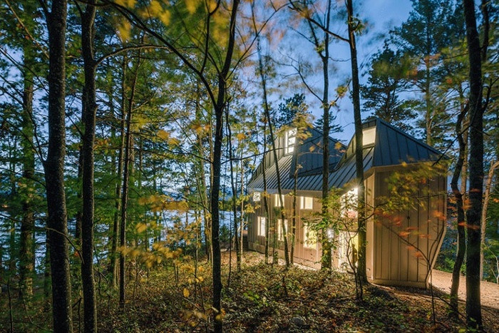 Ngôi nhà nhỏ nằm ven sông thu hút sự chú ý bởi kiến trúc độc đáo, ấn tượng.