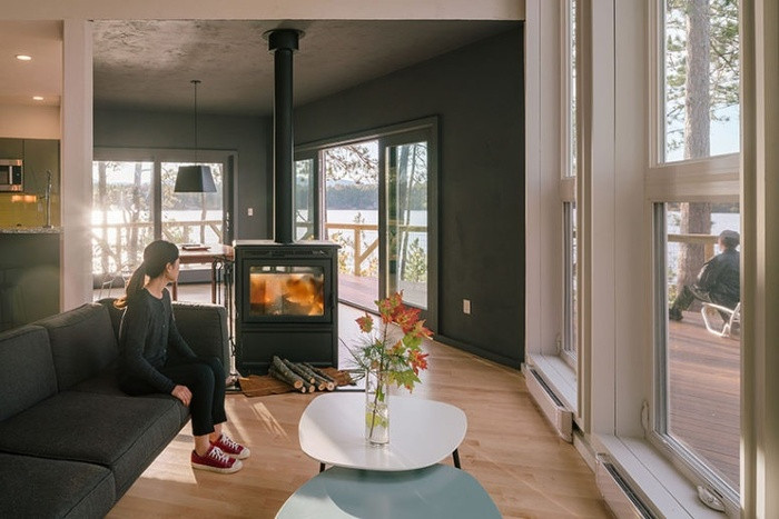 Căn phòng khách cũng là phòng bếp và phòng ăn được bố trí trong một không gian khá nhỏ và méo. Chiếc lò sưởi chính là trung tâm của căn phòng.