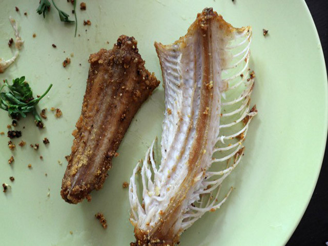 8. Rắn chuông chiên, Hoa Kỳ Mỗi năm có khoảng 8000 người bị rắn chuông cắn. Và người ta đã biến chúng thành một món ăn kinh dị dành cho những ai có mối “thù hận” với loài rắn này. Rắn chuông sẽ được lột da, nhúng trong bơ sau đó đem chiên, nó có hương vị như thịt gà, chim cút hoặc là thỏ.