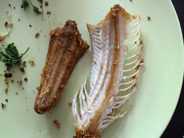 8. Rắn chuông chiên, Hoa Kỳ Mỗi năm có khoảng 8000 người bị rắn chuông cắn. Và người ta đã biến chúng thành một món ăn kinh dị dành cho những ai có mối “thù hận” với loài rắn này. Rắn chuông sẽ được lột da, nhúng trong bơ sau đó đem chiên, nó có hương vị như thịt gà, chim cút hoặc là thỏ.