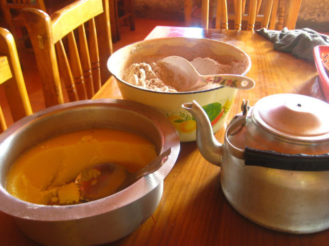 4. Trà bơ bò Yak, Tây Tạng Trà bơ là loại trà truyền thống của người Tây Tạng, nó không có vị ngọt mà có vị mặn hòa cùng với vị đắng, vị béo của sữa bò Yak. Đây là món yêu thích của một số nhà sư, nhà du mục, thậm chí có người uống đến 40 ly mỗi ngày. Tuy nhiên, loại thức uống này có thể gây khó chịu với một số người.