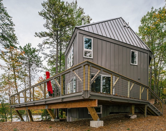 Hiên nhà khá rộng rãi là nơi bạn có thể ngắm cảnh thậm chí phơi đồ trong những ngày nắng.