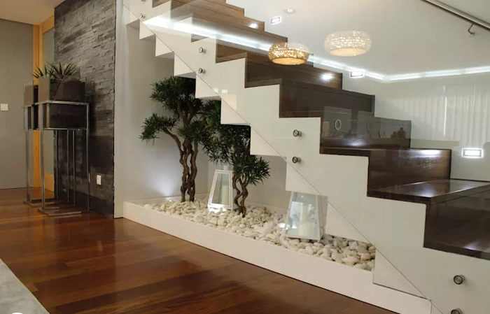 8. Sử dụng cây bonsai Những cây bonsai sẽ thêm nét duyên dáng cho bất kỳ không gian nào, dù ở ngoài sân hay trong gian phòng của bạn. Khu vực dưới cầu thang trong phòng khách là một nơi tuyệt vời để đặt bonsai. Hãy nhớ chăm sóc tốt cho cây cảnh để duy trì sự sống của nó nhé.