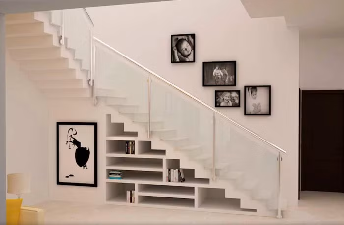 5. Trang trí với những bức tranh ảnh đầy nghệ thuật Những bức tranh treo tường, ảnh gia đình là một ý tưởng rất thú vị để làm đẹp cho khoảng không ở dưới, hoặc trên tường cạnh cầu thang. Đây là một ý tưởng đơn giản nhưng mang đến sự khác biệt cho không gian nhà bạn.