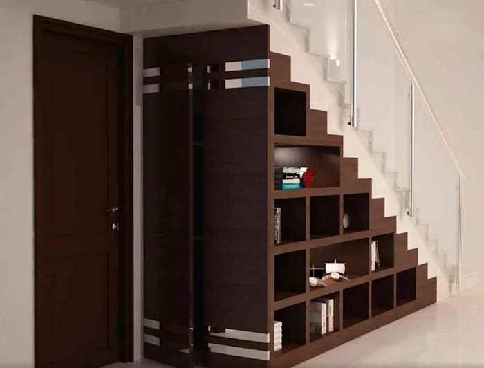 3. Kệ để đồ tiện ích Đây là một trong những mô hình phổ biến nhất để trang trí không gian dưới cầu thang. Ngoài việc chỉ để trang trí, kệ đồ còn vô cùng hữu dụng khi là nơi để những đồ dùng tiện ích của gia đình.