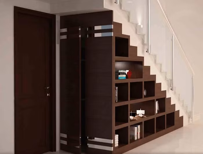 3. Kệ để đồ tiện ích Đây là một trong những mô hình phổ biến nhất để trang trí không gian dưới cầu thang. Ngoài việc chỉ để trang trí, kệ đồ còn vô cùng hữu dụng khi là nơi để những đồ dùng tiện ích của gia đình.