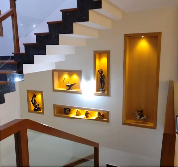 2. Một bộ sưu tập các giải thưởng/món đồ yêu thích Hãy tạo các hốc tường dưới cầu thang và lưu trữ các hiện vật đẹp như giải thưởng quý giá mà bạn có hay một bộ sưu tập những món đồ bạn yêu thích... Sử dụng thêm chút ánh sáng lấy nét ở mỗi hốc tường để làm nổi bật vẻ đẹp của những hiện vật này. Đây hẳn sẽ là một phòng trưng bày nhỏ của riêng bạn dưới cầu thang.