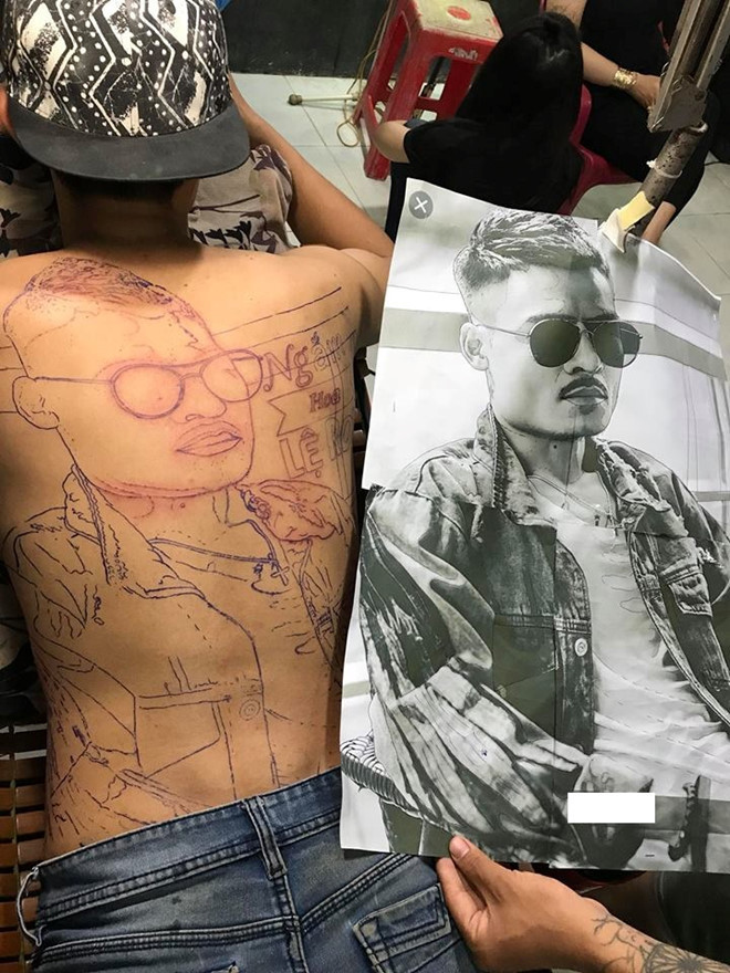 Sự việc nam thanh niên quyết xăm hình Hoa Vinh kín lưng bị cho rằng là chiêu trò "câu like" của chủ tiệm xăm ở Long An. Ảnh: N.V.V.