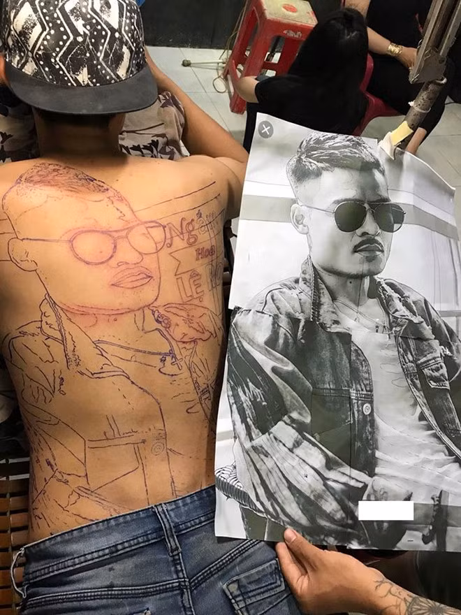 Sự việc nam thanh niên quyết xăm hình Hoa Vinh kín lưng bị cho rằng là chiêu trò "câu like" của chủ tiệm xăm ở Long An. Ảnh: N.V.V.