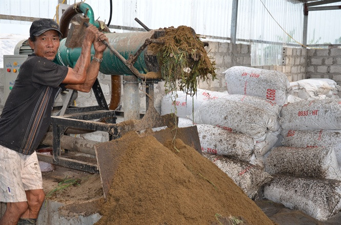 Máy ép phân ở trang trại của ông Mỳ.