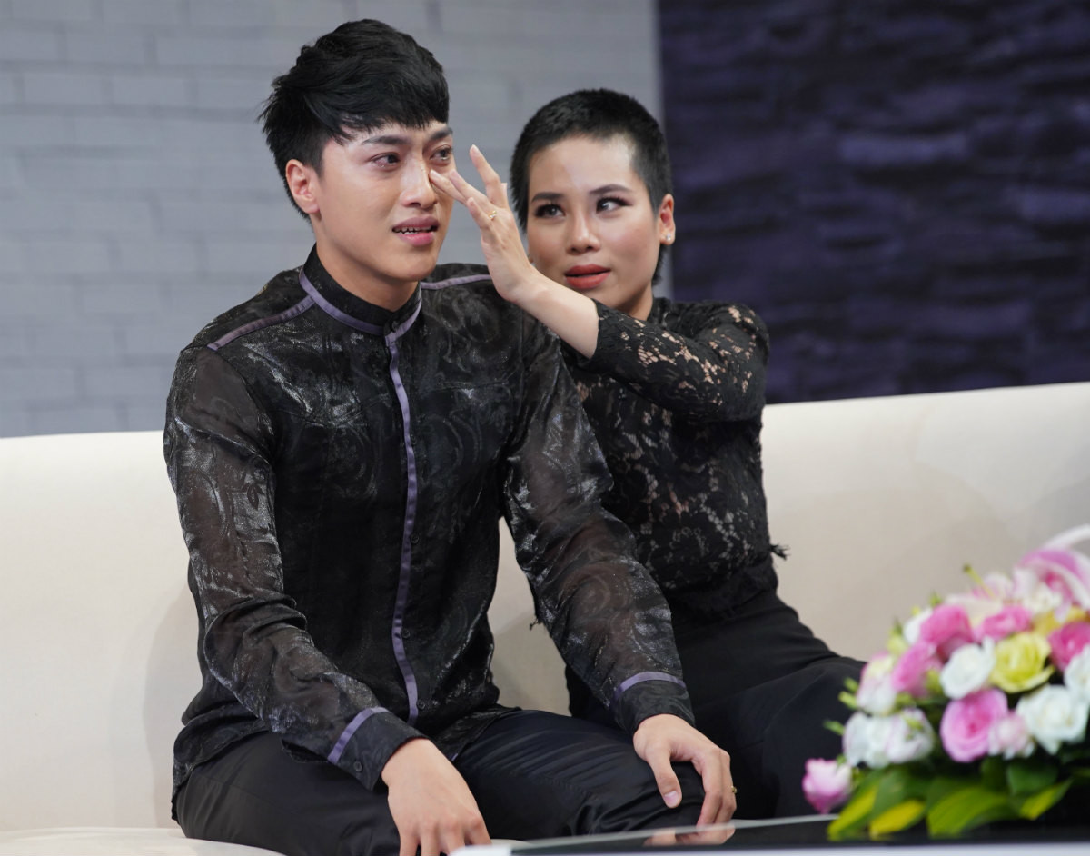 Đình Lộc bật khóc khi chứng kiến vợ nguy hiểm lúc sinh con.