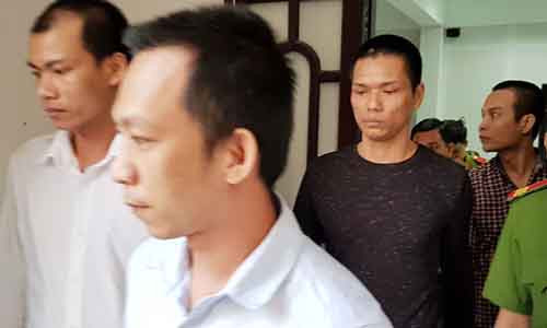 Việt (áo đen) và 3 đồng phạm. Ảnh: Việt Tường.