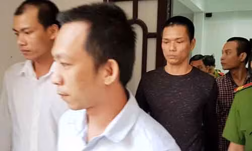 Việt (áo đen) và 3 đồng phạm. Ảnh: Việt Tường.