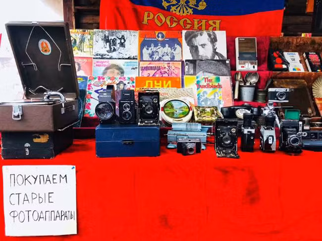 Đường tới đây khá dễ tìm, bạn chỉ cần ngồi tàu điện ngầm tuyến số 3 tới ga Partizanskaya, sau đó rẽ trái rồi đi thẳng sang đường là tới.