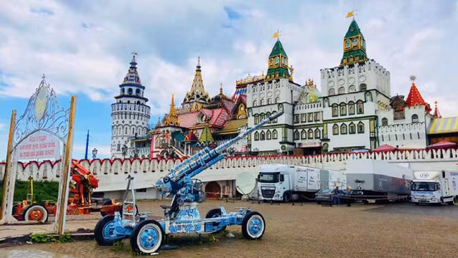 Ngoài cái tên Izmailovo, khu chợ khổng lồ này còn có tên là Vernissage.