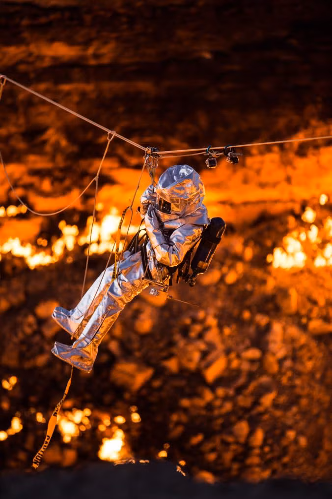 Vào tháng 11.2013, nhà thám hiểm George Kourounis là người đầu tiên thâm nhập hố Darvaza.