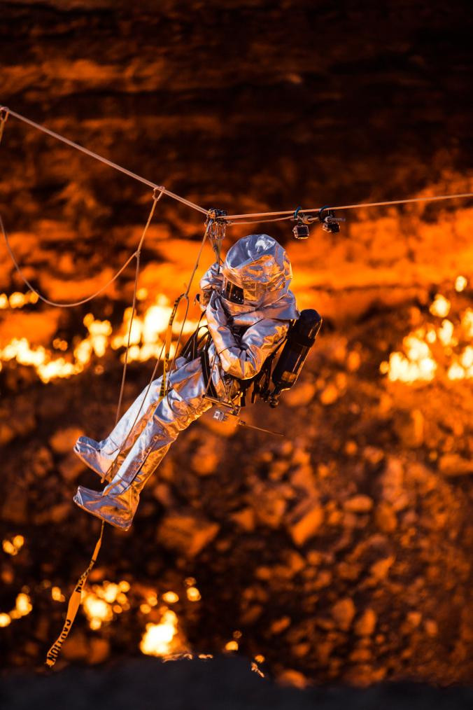 Vào tháng 11.2013, nhà thám hiểm George Kourounis là người đầu tiên thâm nhập hố Darvaza.