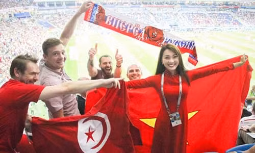 My nhan Hoa hau Hoan vu noi sai ten doi du World Cup tum lum