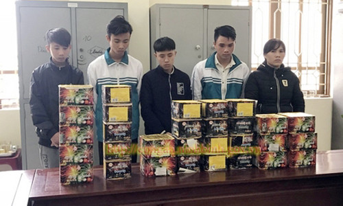 Công an huyện Kim Sơn bắt giữ 5 đối tượng mua bán pháo trái phép.