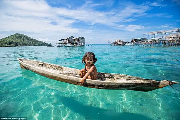 Bộ tộc người Bajau ngoài khơi đảo Borneo của Malaysia rất đặc biệt vì họ sống hầu hết thời gian trong đời trên biển và hiếm khi lên đất liền. Họ được đặt biệt danh là “đứa con của biển cả” vì quanh năm bám lấy biển khơi.